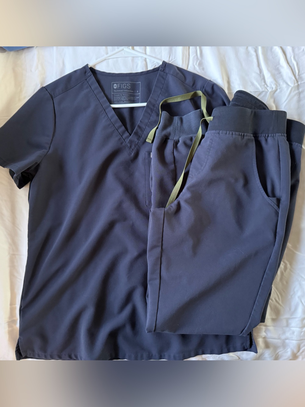Figs Quiet Navy Women’s Scrub Set